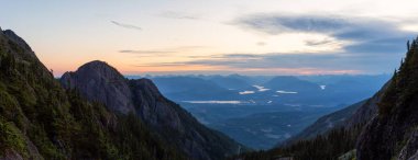 Canlı bir yaz gün batımı sırasında Kanada Dağ Manzara Güzel Panoramik görünümü. Mt Arrowsmith' te, Nanaimo ve Port Alberni yakınlarında, Vancouver Adası, Bc, Kanada.