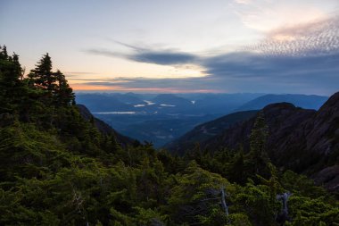 Canlı bir yaz gün batımı sırasında Kanada Dağ Manzara Güzel Panoramik görünümü. Mt Arrowsmith' te, Nanaimo ve Port Alberni yakınlarında, Vancouver Adası, Bc, Kanada.