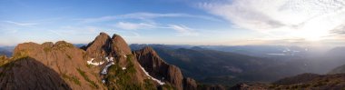 Canlı bir yaz gün batımı sırasında Kanada Dağ Manzara Güzel Panoramik görünümü. Mt Arrowsmith' te, Nanaimo ve Port Alberni yakınlarında, Vancouver Adası, Bc, Kanada.