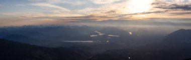Canlı bir yaz gün batımı sırasında Kanada Dağ Manzara Güzel Panoramik görünümü. Mt Arrowsmith' te, Nanaimo ve Port Alberni yakınlarında, Vancouver Adası, Bc, Kanada.