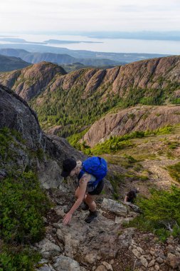 Maceracı kız canlı bir yaz akşamı sırasında Kanada Dağ Manzara güzel iz yürüyüş. Mt Arrowsmith'te, Nanaimo yakınlarında, Vancouver Adası, Bc, Kanada.