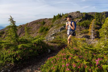 Maceracı kız canlı bir yaz akşamı sırasında Kanada Dağ Manzara güzel iz yürüyüş. Mt Arrowsmith'te, Nanaimo yakınlarında, Vancouver Adası, Bc, Kanada.