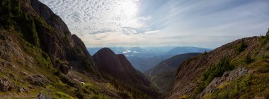 Canlı bir yaz günü boyunca Kanada Dağ Manzara Güzel Panoramik görünümü. Mt Arrowsmith'te, Nanaimo yakınlarında, Vancouver Adası, Bc, Kanada.