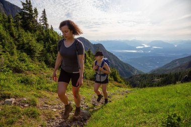 Maceracı kız canlı bir yaz akşamı sırasında Kanada Dağ Manzara güzel iz yürüyüş. Mt Arrowsmith'te, Nanaimo yakınlarında, Vancouver Adası, Bc, Kanada.