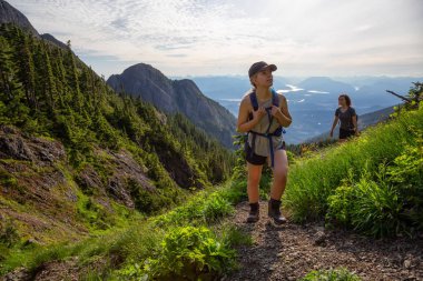 Maceracı kız canlı bir yaz akşamı sırasında Kanada Dağ Manzara güzel iz yürüyüş. Mt Arrowsmith'te, Nanaimo yakınlarında, Vancouver Adası, Bc, Kanada.