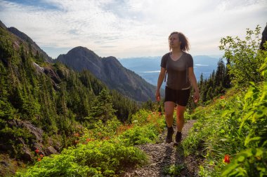 Maceracı kız canlı bir yaz akşamı sırasında Kanada Dağ Manzara güzel iz yürüyüş. Mt Arrowsmith'te, Nanaimo yakınlarında, Vancouver Adası, Bc, Kanada.