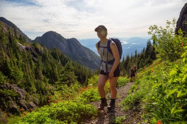 Maceracı kız canlı bir yaz akşamı sırasında Kanada Dağ Manzara güzel iz yürüyüş. Mt Arrowsmith'te, Nanaimo yakınlarında, Vancouver Adası, Bc, Kanada.