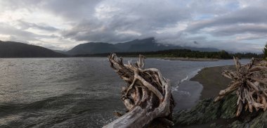 Bulutlu bir yaz gün batımı sırasında küçük bir kasabada bir plaj Güzel Panoramik Görünümü. Port Renfrew, Vancouver Adası, Bc, Kanada'da çekilmiş.
