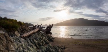 Bulutlu bir yaz gün batımı sırasında küçük bir kasabada bir plaj Güzel Panoramik Görünümü. Port Renfrew, Vancouver Adası, Bc, Kanada'da çekilmiş.