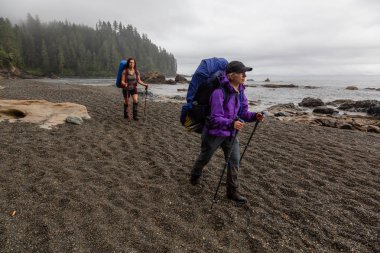 Maceracı kız sisli bir yaz günü pasifik okyanusu kıyısında Sombrio Beach Juan de Fuca Trail yürüyüş. Port Renfrew yakınlarında çekilen Vancouver Adası, Bc, Kanada.