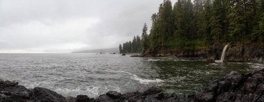 Sisli ve yağmurlu bir yaz gününde Juan de Fuca Trail şelale ile kayalık bir sahil güzel Panoramik Görünümü. Sombrio Beach'te, Port Renfrew yakınlarında, Vancouver Adası, Bc, Kanada.