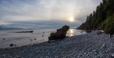 Yaz gün batımı sırasında Juan de Fuca Trail üzerinde kayalık bir plaj güzel Panoramik Görünümü. Chin Beach'te, Port Renfrew yakınlarında, Vancouver Adası, Bc, Kanada.