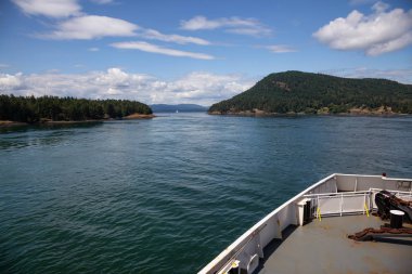 Güneşli bir yaz gününde Körfez Adaları'nda geçen bir Feribot Tekne Güzel Görünümü Daralır. Vancouver Adası yakınlarında çekilmiş, British Columbia, Kanada.