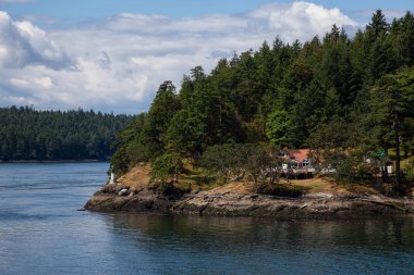 Güneşli bir yaz günü boyunca kayalık sahilde bir Cosy House Güzel Görünümü. Vancouver Adası yakınlarındaki Galiano Adası'nda çekildi, Bc, Kanada.