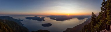 Canlı bir yaz gün batımı sırasında bulutlarla kaplı Kanada Dağ Manzara Güzel Panoramik Görünümü. St Mark Zirvesi'nin zirvesinde yer aldı, Batı Vancouver, British Columbia, Kanada.