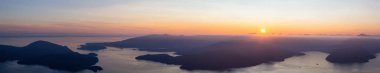 Canlı bir yaz gün batımı sırasında bulutlarla kaplı Kanada Dağ Manzara Güzel Panoramik Görünümü. St Mark Zirvesi'nin zirvesinde yer aldı, Batı Vancouver, British Columbia, Kanada.
