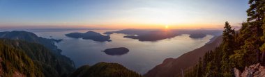 Canlı bir yaz gün batımı sırasında bulutlarla kaplı Kanada Dağ Manzara Güzel Panoramik Görünümü. St Mark Zirvesi'nin zirvesinde yer aldı, Batı Vancouver, British Columbia, Kanada.