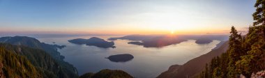 Canlı bir yaz gün batımı sırasında bulutlarla kaplı Kanada Dağ Manzara Güzel Panoramik Görünümü. St Mark Zirvesi'nin zirvesinde yer aldı, Batı Vancouver, British Columbia, Kanada.
