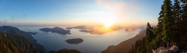 Canlı bir yaz gün batımı sırasında bulutlarla kaplı Kanada Dağ Manzara Güzel Panoramik Görünümü. St Mark Zirvesi'nin zirvesinde yer aldı, Batı Vancouver, British Columbia, Kanada.