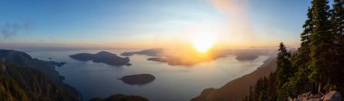 Canlı bir yaz gün batımı sırasında bulutlarla kaplı Kanada Dağ Manzara Güzel Panoramik Görünümü. St Mark Zirvesi'nin zirvesinde yer aldı, Batı Vancouver, British Columbia, Kanada.