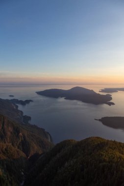 Kanada Dağ Manzarası güzel görünümü canlı bir yaz gün batımı sırasında bulutlarla kaplı. St Mark Zirvesi'nin zirvesinde yer aldı, Batı Vancouver, British Columbia, Kanada.