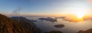 Canlı bir yaz gün batımı sırasında bulutlarla kaplı Kanada Dağ Manzara Güzel Panoramik Görünümü. St Mark Zirvesi'nin zirvesinde yer aldı, Batı Vancouver, British Columbia, Kanada.