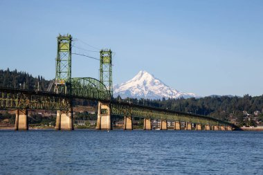 Hood River Köprüsü'nün güzel manzarası arka planda Hood Mt ile Columbia Nehri üzerinden gidiyor. Taken in White Salmon, Washington, Abd.