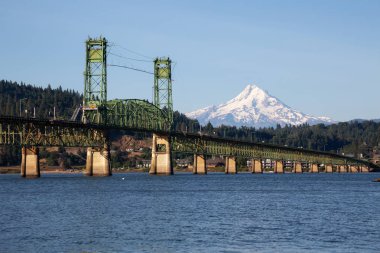 Hood River Köprüsü'nün güzel manzarası arka planda Hood Mt ile Columbia Nehri üzerinden gidiyor. Taken in White Salmon, Washington, Abd.