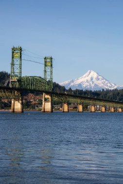 Hood River Köprüsü'nün güzel manzarası arka planda Hood Mt ile Columbia Nehri üzerinden gidiyor. Taken in White Salmon, Washington, Abd.