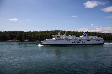 Vancouver Adası, British Columbia, Kanada - 14 Temmuz 2019: Güneşli bir yaz gününde Körfez Adaları'ndan geçen Bc Ferries Boat'ın Güzel Görünümü Daralıyor.