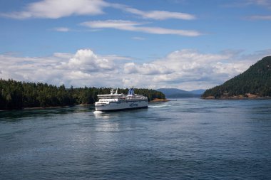 Vancouver Adası, British Columbia, Kanada - 14 Temmuz 2019: Güneşli bir yaz gününde Körfez Adaları'ndan geçen Bc Ferries Boat'ın Güzel Görünümü Daralıyor.