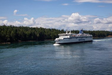 Vancouver Adası, British Columbia, Kanada - 14 Temmuz 2019: Güneşli bir yaz gününde Körfez Adaları'ndan geçen Bc Ferries Boat'ın Güzel Görünümü Daralıyor.