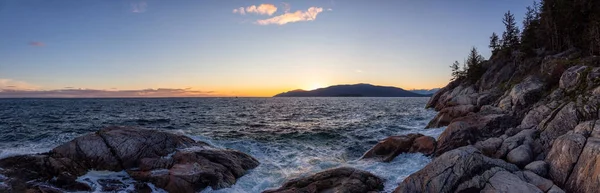 Prachtig Panoramisch Uitzicht Een Rotsachtige Oceaan Kust Tijdens Een Levendige — Stockfoto