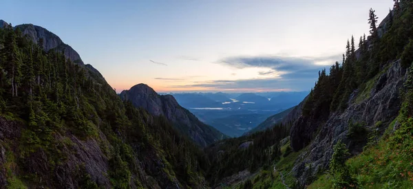 Canlı Bir Yaz Gün Batımı Sırasında Kanada Dağ Manzara Güzel — Stok fotoğraf