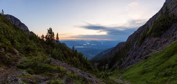 在充满活力的夏季日落中 加拿大山景的美丽全景 拍摄于加拿大不列颠哥伦比亚省温哥华岛纳奈莫和阿尔伯尼港附近的阿罗史密斯山 — 图库照片