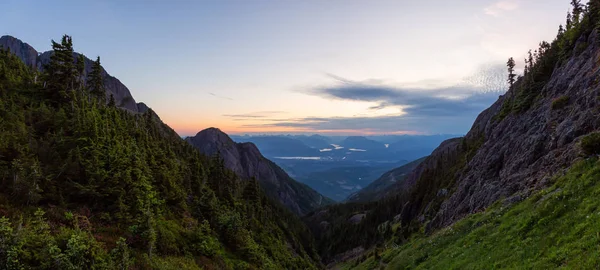 鮮やかな夏の夕日の間にカナダの山の風景の美しいパノラマビュー ナナイモとポートアルバーニの近く バンクーバー島 カナダのアローズミス山で撮影 — ストック写真