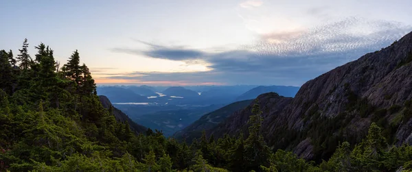 Bela Vista Panorâmica Paisagem Montanhosa Canadense Durante Vibrante Pôr Sol — Fotografia de Stock