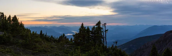 Hermosa Vista Panorámica Del Paisaje Montaña Canadiense Durante Una Vibrante — Foto de Stock