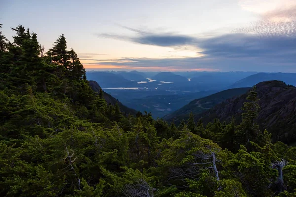 在充满活力的夏季日落中 加拿大山景的美丽全景 拍摄于加拿大不列颠哥伦比亚省温哥华岛纳奈莫和阿尔伯尼港附近的阿罗史密斯山 — 图库照片