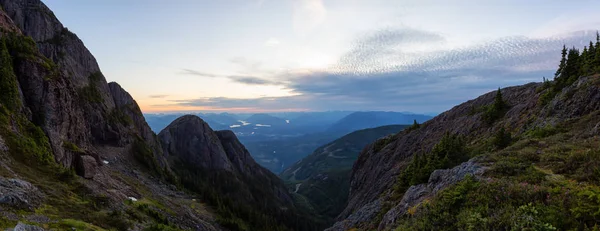 Bela Vista Panorâmica Paisagem Montanhosa Canadense Durante Vibrante Pôr Sol — Fotografia de Stock