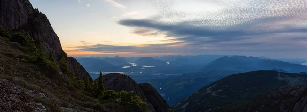 Hermosa Vista Panorámica Del Paisaje Montaña Canadiense Durante Una Vibrante —  Fotos de Stock