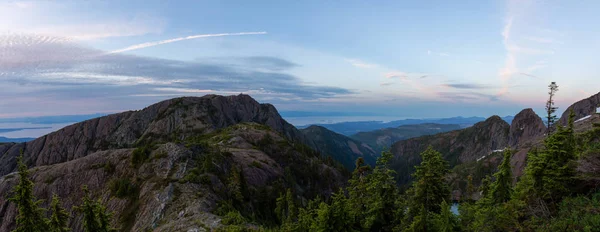鮮やかな夏の夕日の間にカナダの山の風景の美しいパノラマビュー ナナイモとポートアルバーニの近く バンクーバー島 カナダのアローズミス山で撮影 — ストック写真