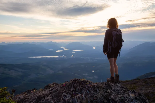 Авантюрний Дівчина Піший Похід Красивою Доріжкою Канадському Гірському Ландшафті Під — стокове фото