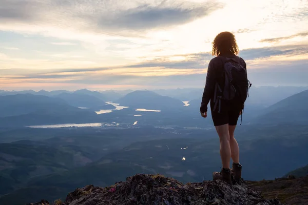 Adventurous Girl Hiking Beautiful Trail Canadian Mountain Landscape Vibrant Summer — Stock Photo, Image