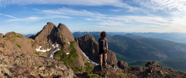 Chica Aventurera Senderismo Hermoso Sendero Paisaje Montaña Canadiense Durante Una —  Fotos de Stock