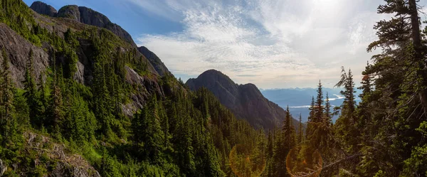 Prachtig Panoramisch Uitzicht Het Canadese Berglandschap Tijdens Een Levendige Zomerdag — Stockfoto