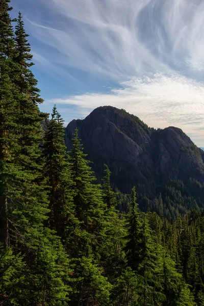 Bela Vista Paisagem Montanhosa Canadense Durante Vibrante Dia Verão Tomado — Fotografia de Stock