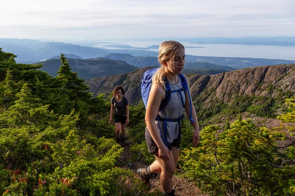 Maceracı kız canlı bir yaz akşamı sırasında Kanada Dağ Manzara güzel iz yürüyüş. Mt Arrowsmith'te, Nanaimo yakınlarında, Vancouver Adası, Bc, Kanada.