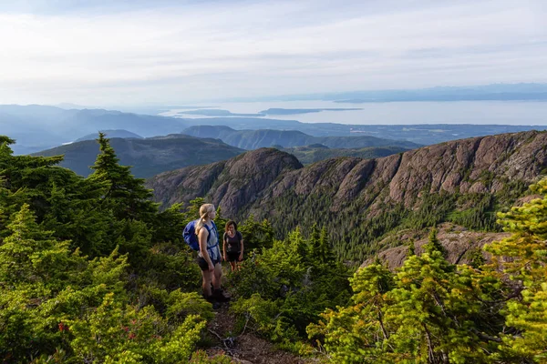 Adventurous Girl Hiking Beautiful Trail Canadian Mountain Landscape Vibrant Summer — Stock Photo, Image