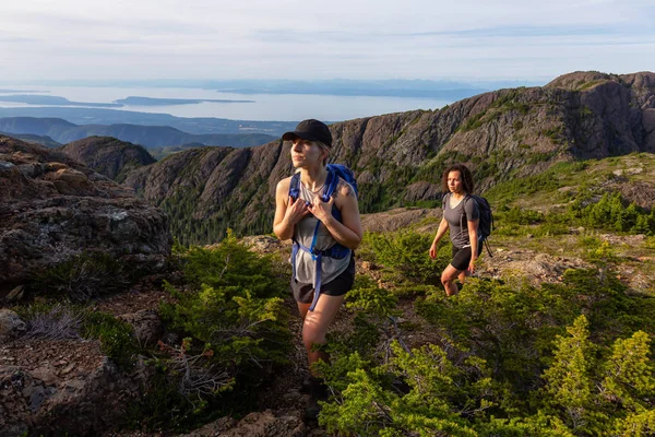 Maceracı kız canlı bir yaz akşamı sırasında Kanada Dağ Manzara güzel iz yürüyüş. Mt Arrowsmith'te, Nanaimo yakınlarında, Vancouver Adası, Bc, Kanada.